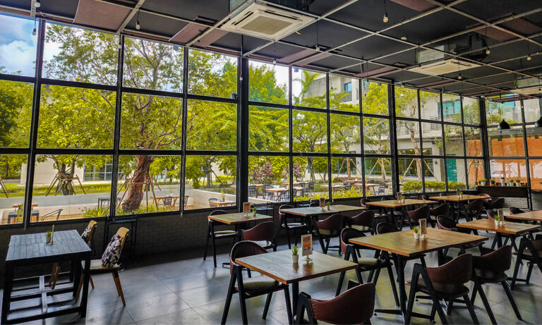 ภาพบรรยากาศยามบ่าย ภายในร้าน Arden Restaurant ปราจีนบุรี