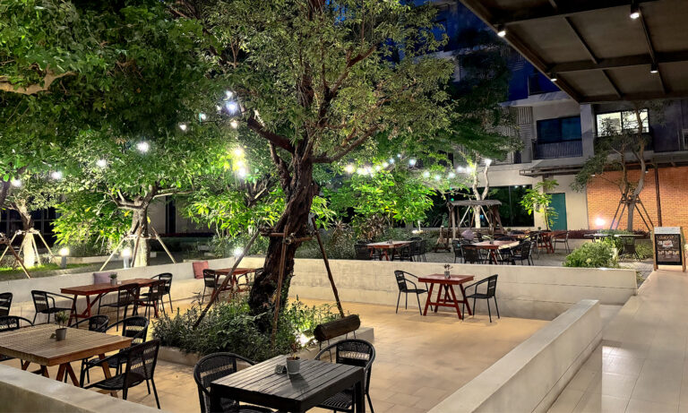 ภาพบรรยากาศยามคำคืน Outdoor Arden Restaurant ร้านอาหาร ปราจีนบุรี