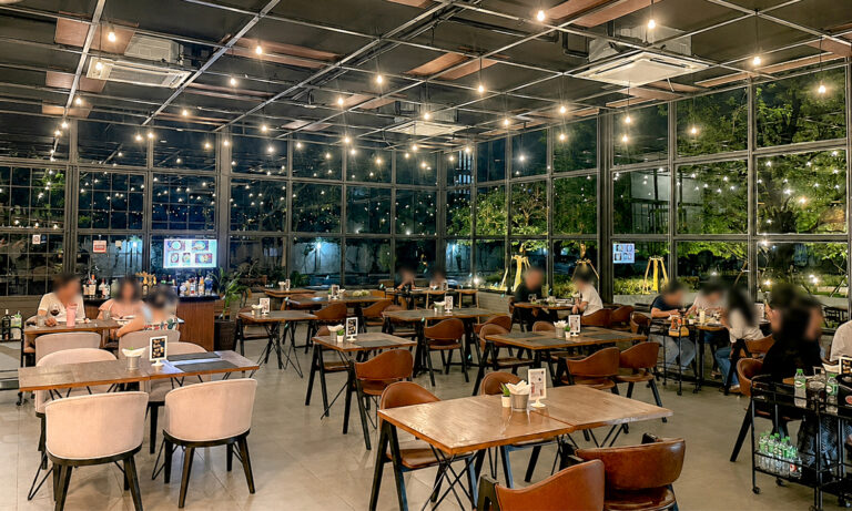ภาพบรรยากาศยามคำคืน ภายในร้าน Arden Restaurant ปราจีนบุรี